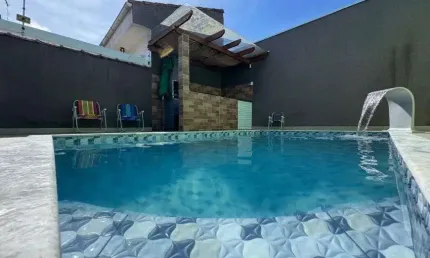Casa na praia com piscina, 2 quartos e área gourmet com churrasqueira em Peruíbe.