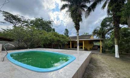 Chácara com 2 quartos, piscina e área gourmet com churrasqueira em Itanhaém.