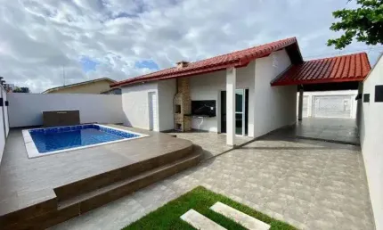 Casa na praia com piscina e área gourmet com churrasqueira em Itanhaém.