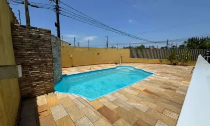 Casa na praia com piscina, 5 quartos e área gourmet com churrasqueira em Itanhaém.