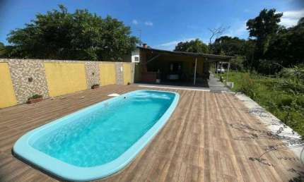 Chácara com 3 quartos, piscina e área gourmet com churrasqueira em Itanhaém.