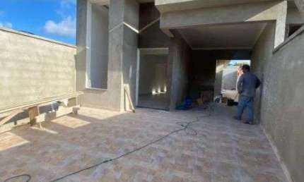 Casa com piscina, 2 quartos e área gourmet em Peruíbe.