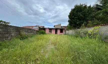 Casa com 2 quartos e espaço para piscina em Itanhaém.