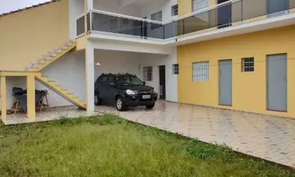 Casa com 6 kitnets e área gourmet com churrasqueira em Itanhaém.