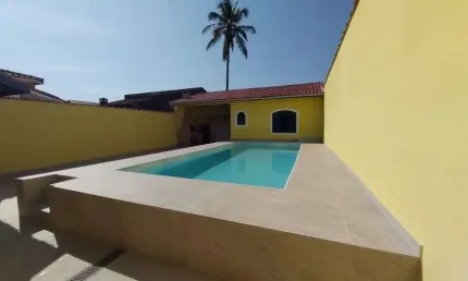 Casa com 2 quartos, piscina e área gourmet com churrasqueira em Itanhaém.