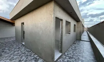 Casa em condomínio com piscina e 2 quartos em Itanhaém.