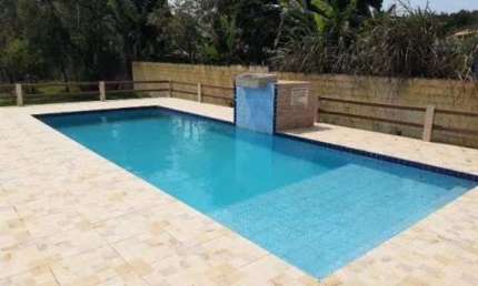 Chácara com piscina, 4 quartos e churrasqueira em Itanhaém.