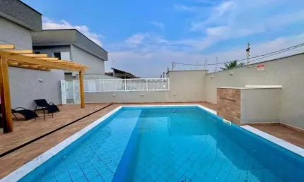 Casa em condomínio com 2 quartos e piscina em Itanhaém.