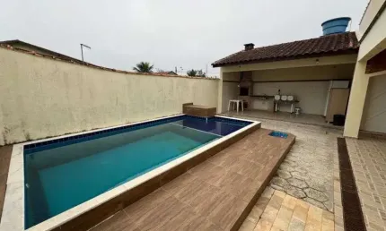 Casa com 3 quartos, piscina e área gourmet com churrasqueira em Itanhaém.