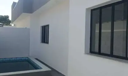 Casa em condomínio com 2 quartos, piscina e churrasqueira em Itanhaém.