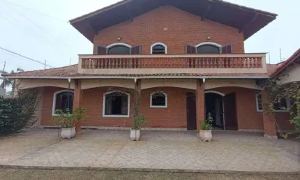 Casa com 4 quartos, churrasqueira e espaço para piscina em Itanhaém.