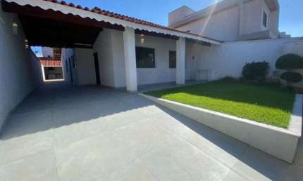 Casa com piscina, 3 quartos e área gourmet em Peruíbe.