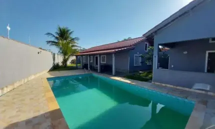Casa na praia com 4 quartos, piscina, churrasqueira e jardim em Itanhaém.