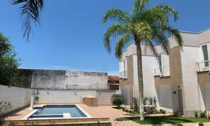Casa em condomínio com piscina e 2 quartos em Itanhaém.