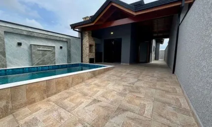 Casa na praia com piscina, 2 quartos e área gourmet em Peruíbe.