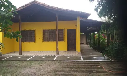 Chácara com 2 quartos e área gourmet com churrasqueira em Peruíbe.