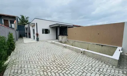 Casa na praia com piscina, 2 quartos e área gourmet em Itanhaém.