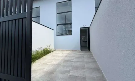 Casa lado praia com espaço para piscina em Peruíbe.