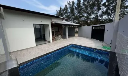 Casa à 50m do mar com piscina, 2 quartos e área gourmet em Itanhaém.