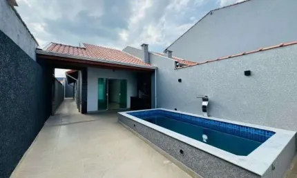 Casa na praia com piscina, 2 quartos e churrasqueira em Itanhaém.