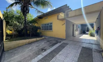 Casa na praia com 2 quartos, edícula e jardim em Peruíbe.