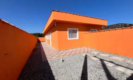 Casa com 2 quartos e espaço para piscina em Itanhaém.
