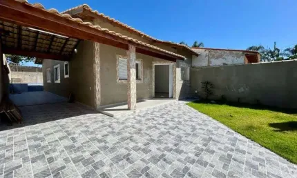 Casa na praia com 3 quartos, piscina e área gourmet em Itanhaém.