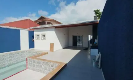 Casa com 3 quartos, piscina e área gourmet em Itanhaém.