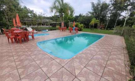Chácara com piscina, 5 quartos e área gourmet com churrasqueira em Itanhaém.