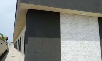 Casa com 2 quartos, piscina e área gourmet com churrasqueira em Itanhaém.