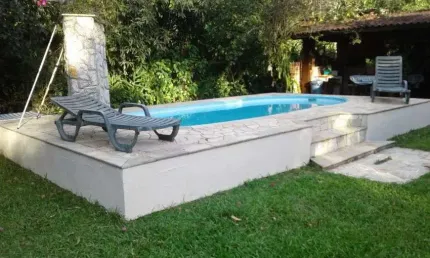 Chácara com 3 quartos, piscina e churrasqueira em Peruíbe.
