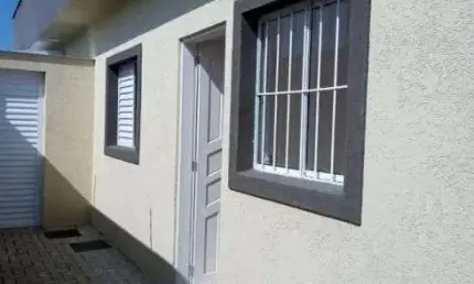 Casa em condomínio com 2 quartos, piscina e churrasqueira em itanhaém.