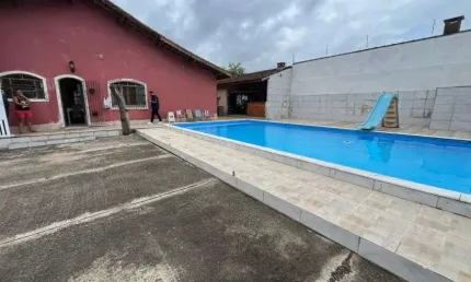 Casa à 150m do mar com 3 quartos e piscina em Peruíbe.