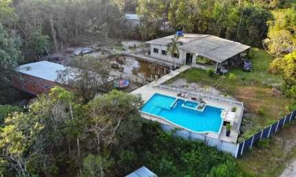 Chácara com 3 quartos, piscina e área gourmet com churrasqueira em Itanhaém.