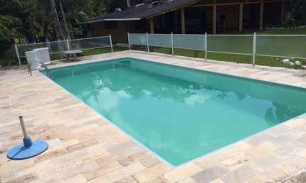 Chácara com 5 quartos, piscina, jardim e churrasqueira em Itanhaém.