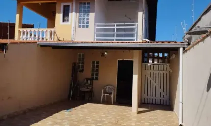 Casa com 3 quartos e área gourmet com churrasqueira em Itanhaém.