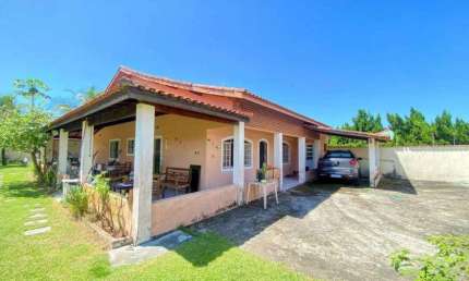 Casa na praia com 6 quartos, piscina, churrasqueira e jardim em Itanhaém.