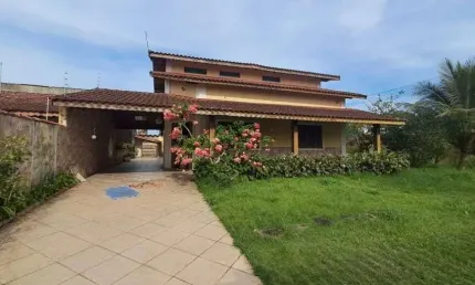 Casa com 3 quartos e espaço para piscina em Itanhaém.