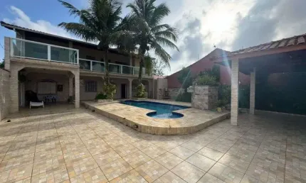 Casa com piscina, 3 quartos e churrasqueira em Itanhaém.
