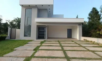 Casa em condomínio com piscina e 3 quartos em Peruíbe.
