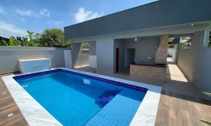 Casa na praia com piscina, 3 quartos e área gourmet em Itanhaém.