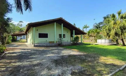 Chácara com 5 quartos, lago e árvores frutíferas em Peruíbe.