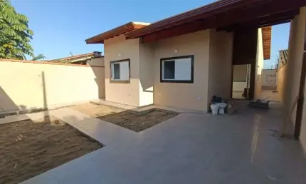 Casa na praia com 3 quartos, piscina e churrasqueira em Itanhaém.