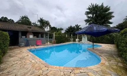 Chácara com piscina, 4 quartos, área gourmet e árvores frutíferas em Peruíbe.