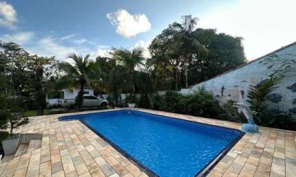 Chácara com piscina, 4 quartos e churrasqueira em Itanhaém.