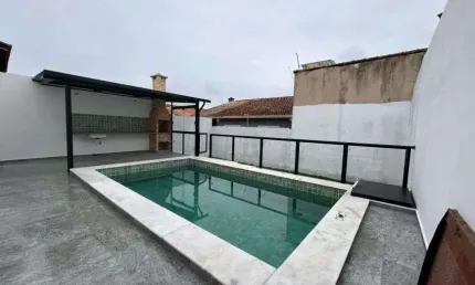 Casa na praia com piscina em Peruíbe - R$ 1.050.000,00.
