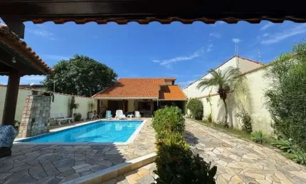 Casa na praia com 5 quartos, piscina e área gourmet em Peruíbe.