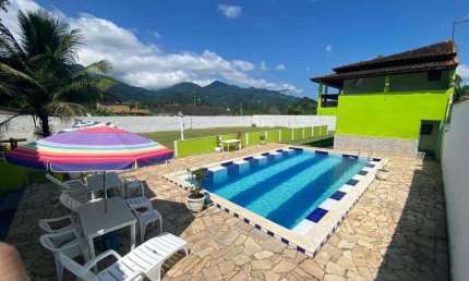 Chácara com 2 quartos, piscina e área gourmet com churrasqueira em Peruíbe.