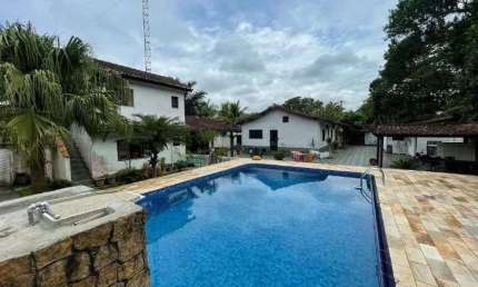 Chácara com 5 quartos, piscina, área gourmet e lago em Itanhaém.