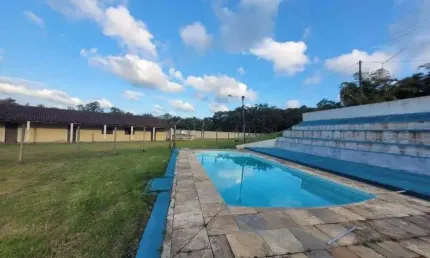Chácara com 5 quartos, piscina, churrasqueira e jardim em itanhaém.